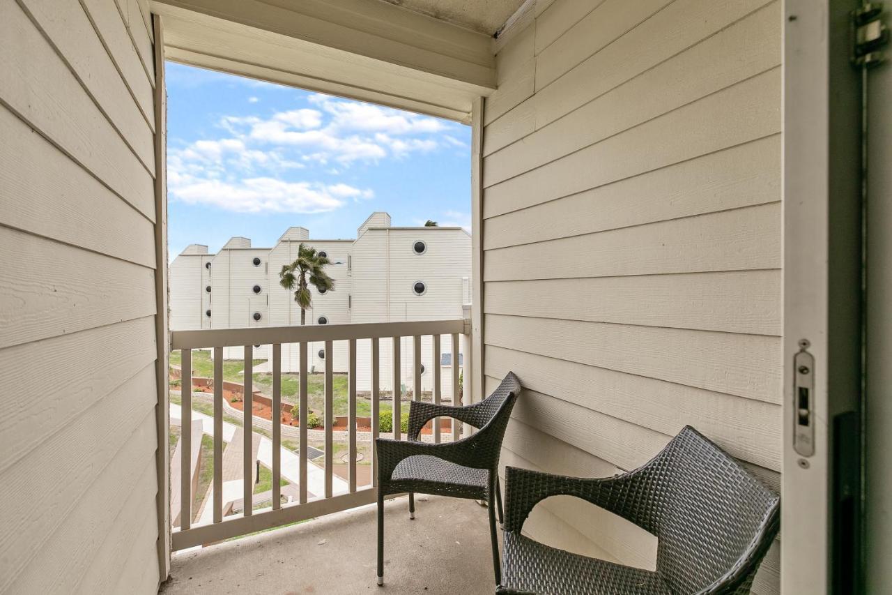 Steps To The Pool & Beach Beautiful Beachfront Resort, Shared Poolsサウス・パドリー・アイランド エクステリア 写真